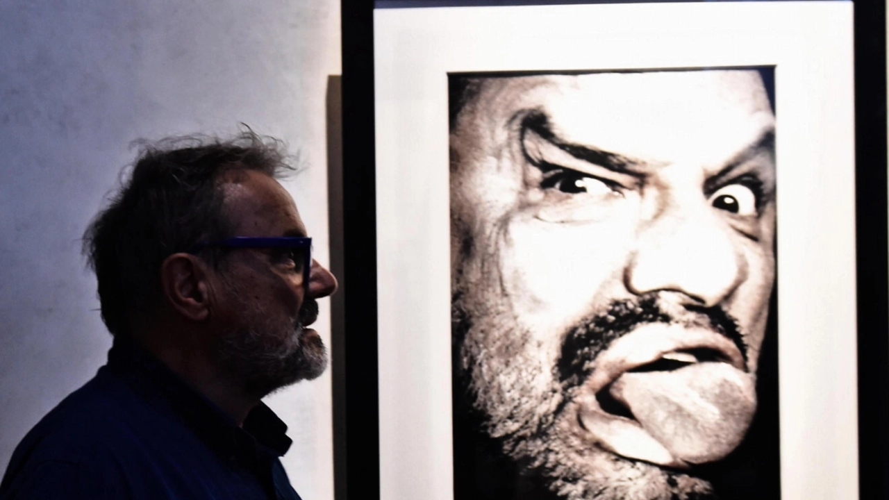 Il fotografo Oliviero Toscani davanti all'autoritratto donato alla Galleria degli Uffizi Il fotografo Oliviero Toscani davanti all'autoritratto donato alla Galleria degli Uffizi