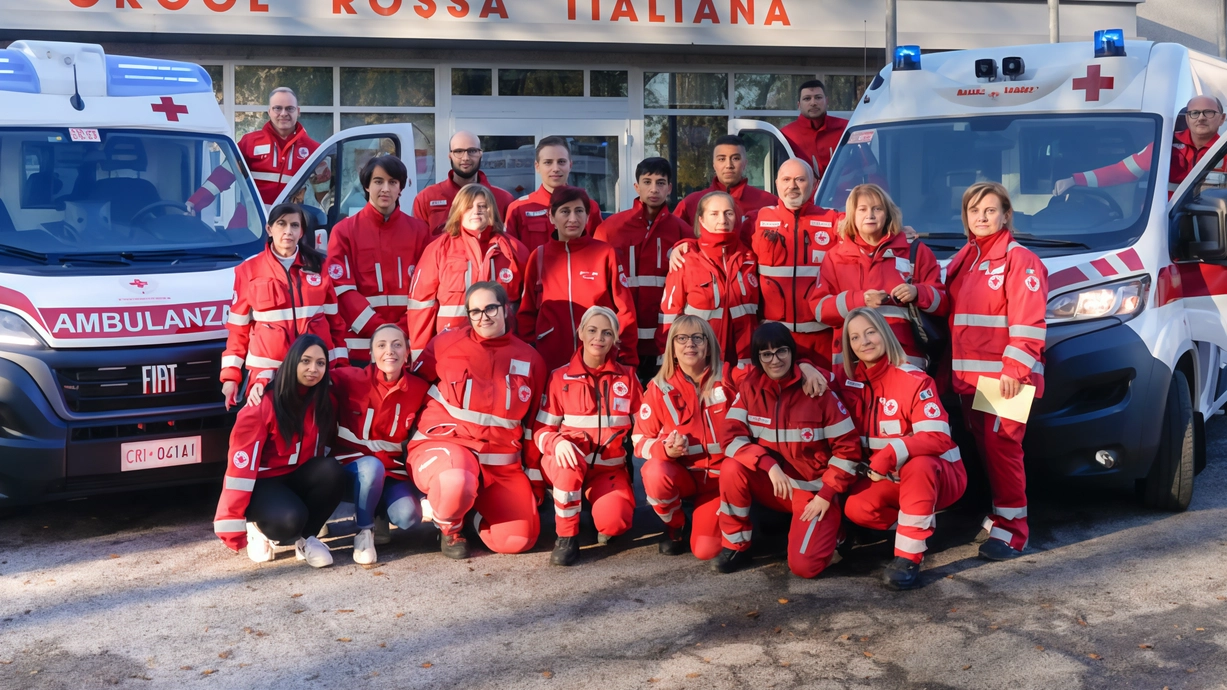 I volontari della Croce Rossa di Codogno davanti al quartier generale di viale Dei Mulini I volontari della Croce Rossa di Codogno davanti al quartier generale di viale Dei Mulini