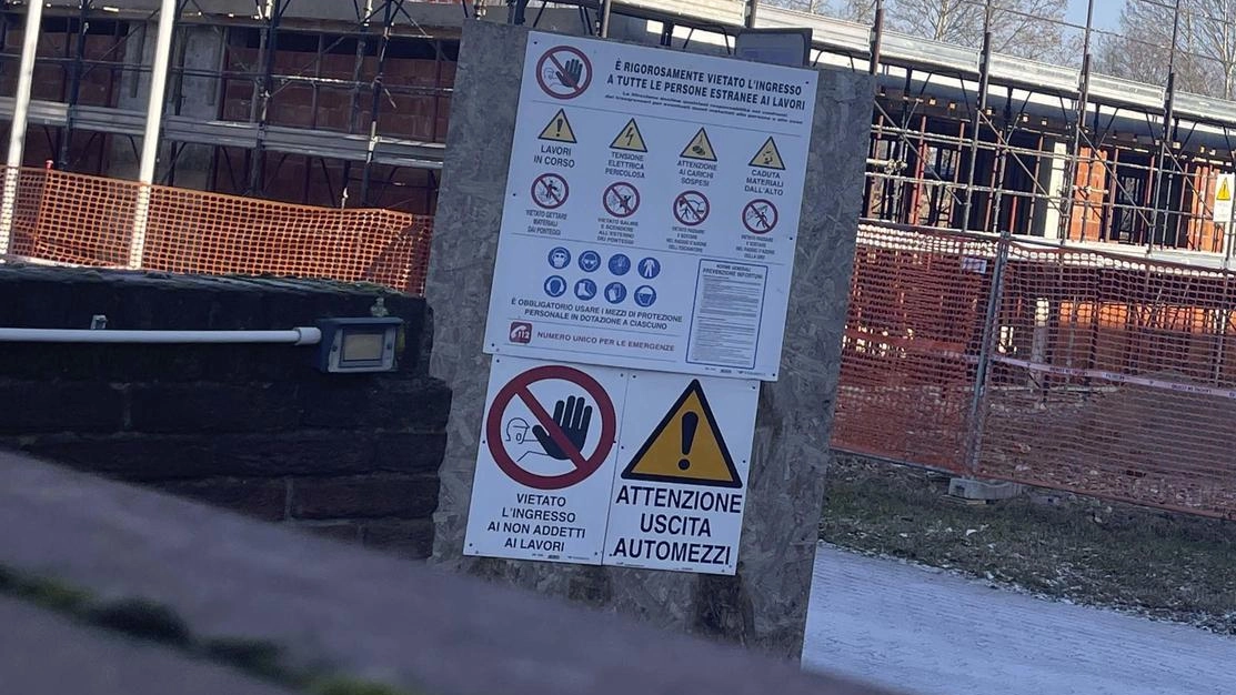 La consegna della struttura era inizialmente prevista per lo scorso mese di novembre Gli studenti del liceo Giordano Bruno dovranno invece attendere ancora per l’utilizzo della loro palestra: tempo ipotizzato per la fine dei lavori, quattro mesi La consegna della struttura era inizialmente prevista per lo scorso mese di novembre Gli studenti del liceo Giordano Bruno dovranno invece attendere ancora per l’utilizzo della loro palestra: tempo ipotizzato per la fine dei lavori, quattro mesi