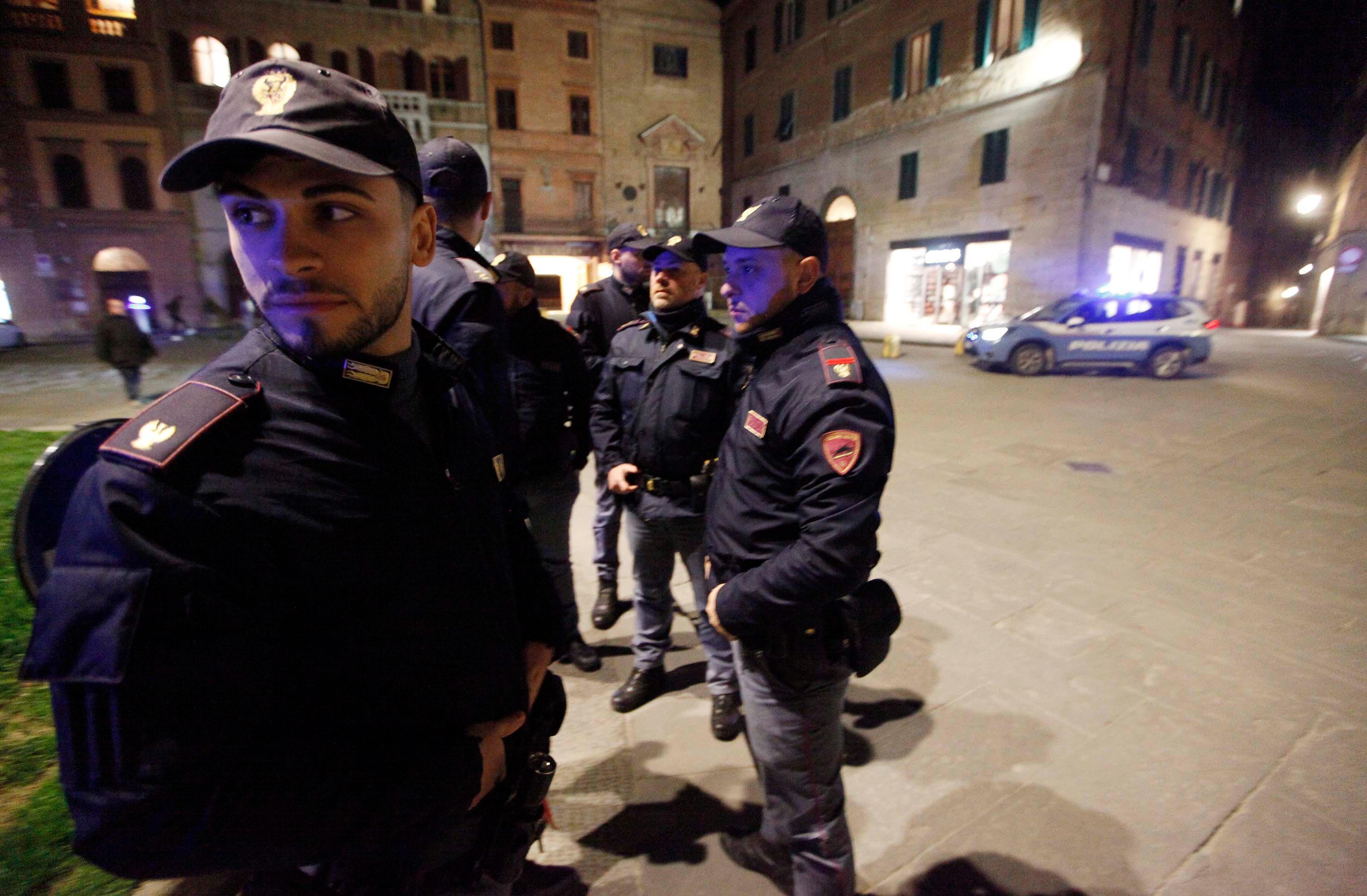 Due rivali ubriachi sull’autobus: spunta la lama, ferito quarantenne. Panico tra i passeggeri, aggressore in fuga Due rivali ubriachi sull’autobus: spunta la lama, ferito quarantenne. Panico tra i passeggeri, aggressore in fuga