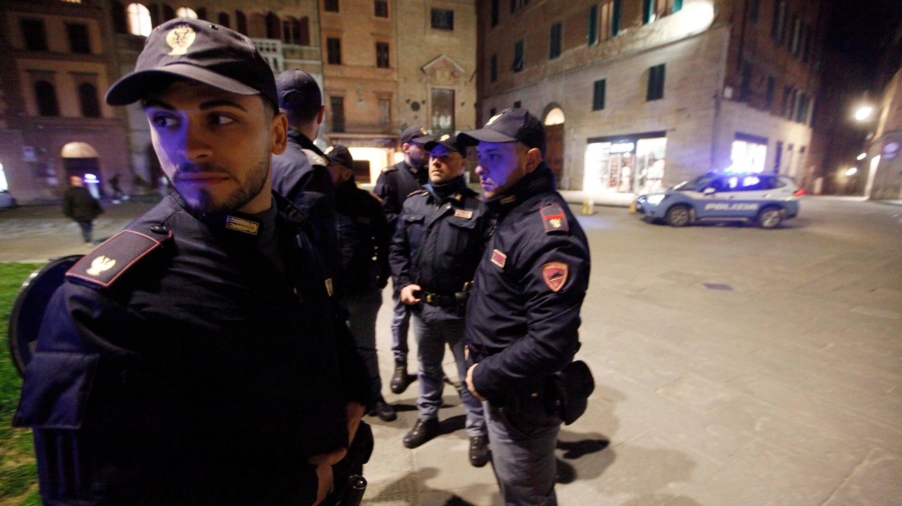 Foto Paolo Lazzeroni-Siena-: POLIZIA DI STATO - POLIZIA DI SIENA NOTTE Foto Paolo Lazzeroni-Siena-: POLIZIA DI STATO - POLIZIA DI SIENA NOTTE