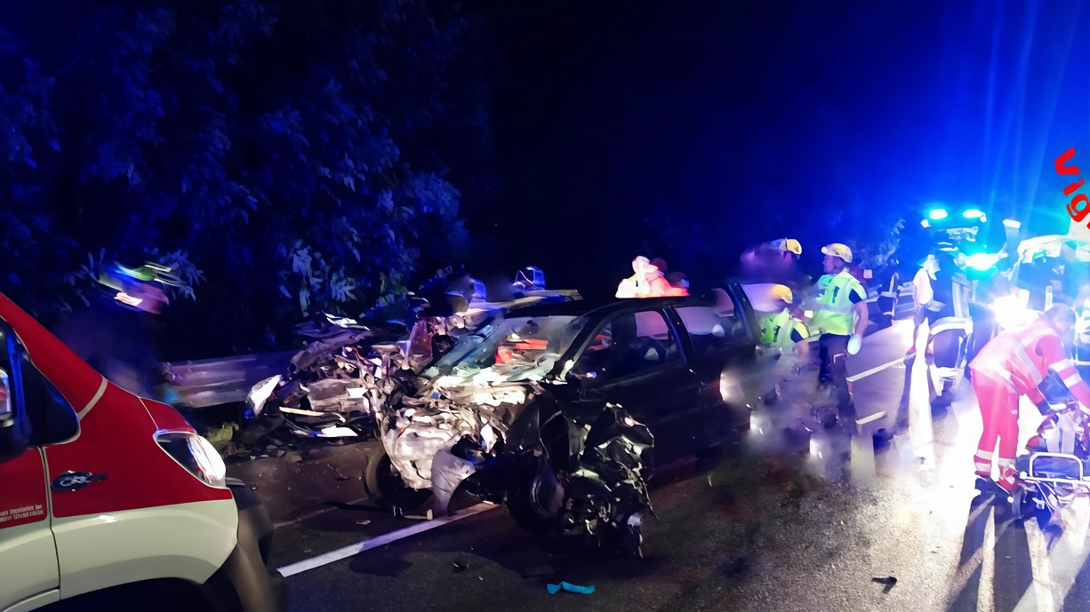 Frontale tra due auto sulla via Emilia a San Rocco al Porto: 5 donne ferite, tra cui una ragazza di 20 anni trasportata d'urgenza a Pavia. Indagini in corso. Frontale tra due auto sulla via Emilia a San Rocco al Porto: 5 donne ferite, tra cui una ragazza di 20 anni trasportata d'urgenza a Pavia. Indagini in corso.