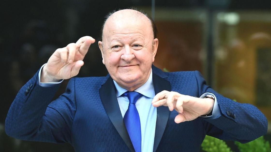Massimo Boldi, gli 80 anni di Cipollino: gli inizi da vetrinista, il Derby Club, i cinepanettoni e l’amore (infinito) per la moglie Marisa Massimo Boldi, gli 80 anni di Cipollino: gli inizi da vetrinista, il Derby Club, i cinepanettoni e l’amore (infinito) per la moglie Marisa