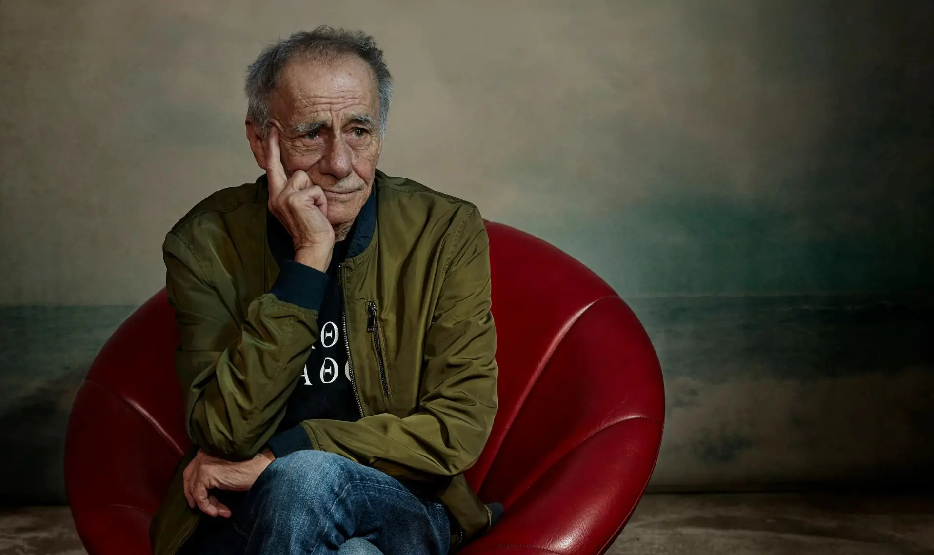 Roberto Vecchioni: “De Andrè oggi non lo ascolterebbe nessuno. La perdita di un figlio? Tampono il dolore con le gioie della vita”