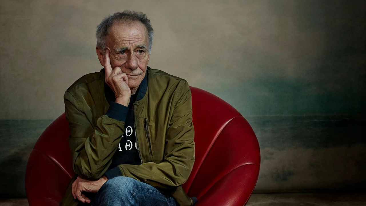 Roberto Vecchioni: “De Andrè oggi non lo ascolterebbe nessuno. La perdita di un figlio? Tampono il dolore con le gioie della vita”