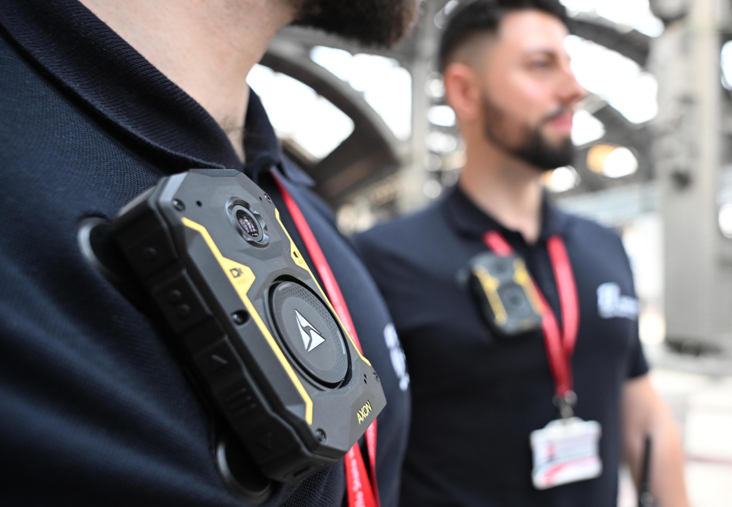 bodycam sui treni in lombardia ecco come funziona una tutela ma anche un deterrente privacy viaggiatori garantita