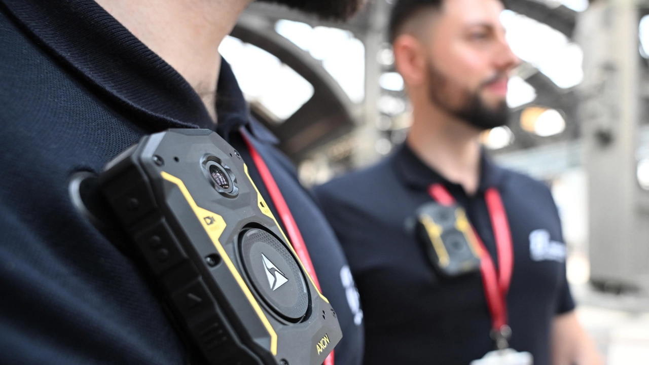Bodycam sui treni in Lombardia, ecco come funziona: “Una tutela ma anche un deterrente, privacy viaggiatori garantita”