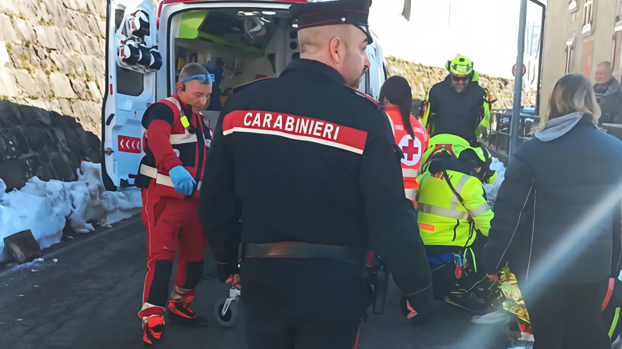 È scivolato sul ghiaccio mentre stava camminando con la sua famiglia in una frazione di Vilminore, in Val di Scalve... È scivolato sul ghiaccio mentre stava camminando con la sua famiglia in una frazione di Vilminore, in Val di Scalve...