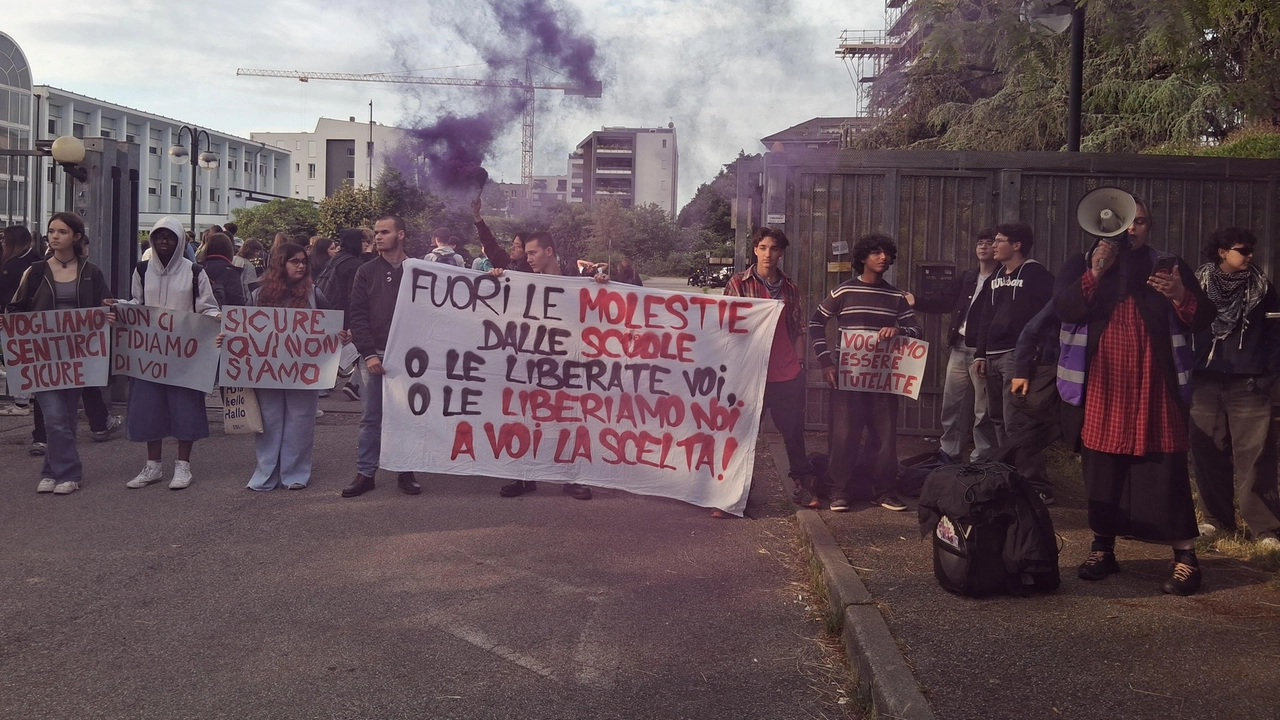La manifestazione di allieve e allievi del liceo Leonardo La manifestazione di allieve e allievi del liceo Leonardo