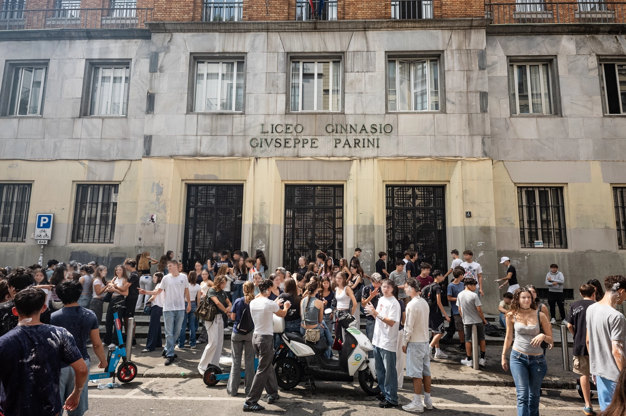 Aria di festa davanti ai cancelli del liceo Parini