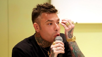 Fedez senza filtri: “Ogni tanto fumo canne. Meglio Vannacci della Schlein. Lucci? Un amico”