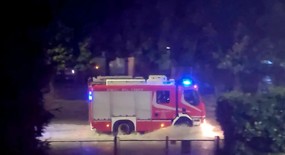 Maltempo, albero si abbatte sui binari: interrotta la linea ferroviaria Como-Milano