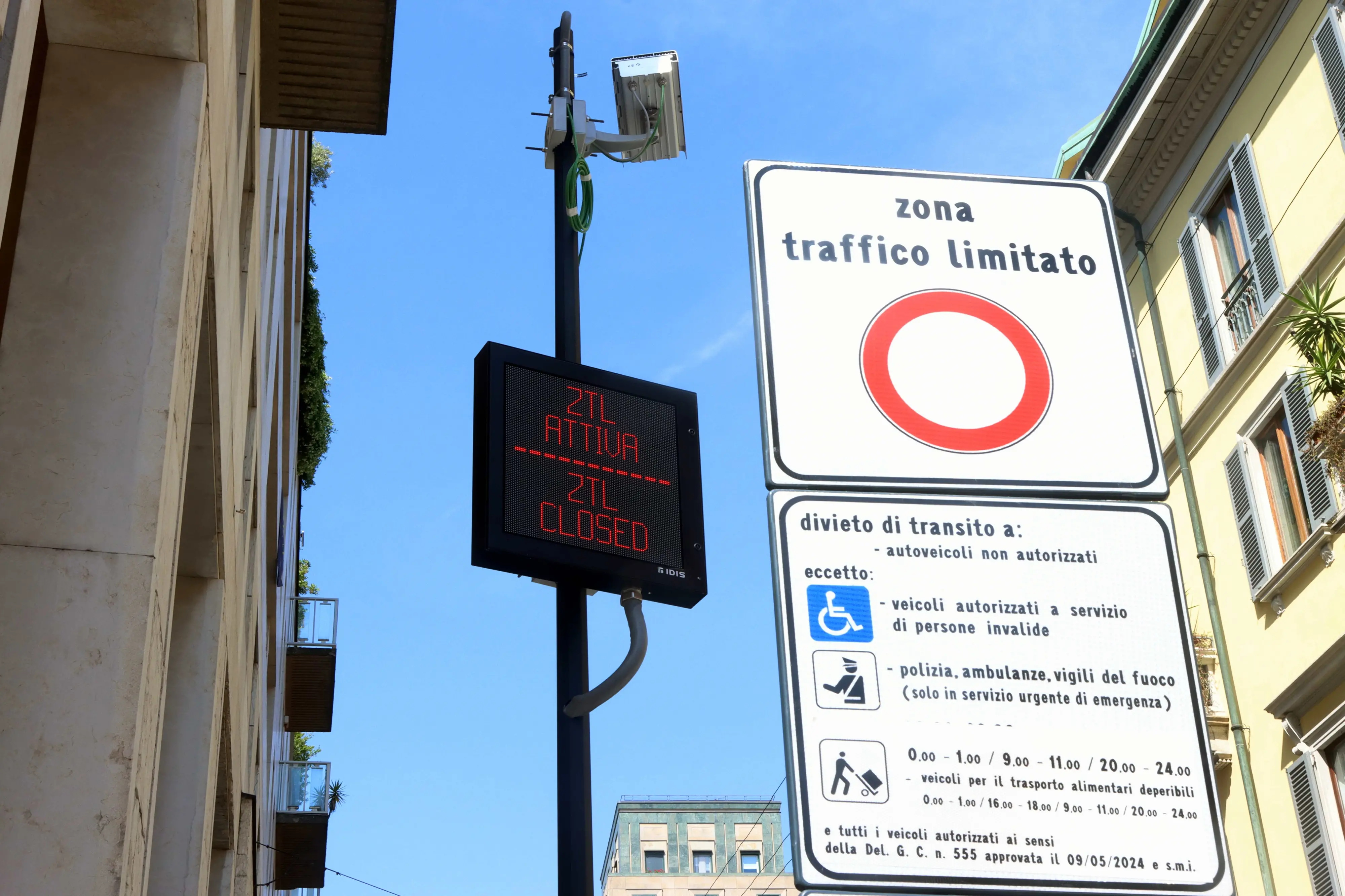 Ztl Quadrilatero, niente multe fino a settembre: rinviato il divieto d’ingresso alle auto, due mesi di test e modifiche in arrivo