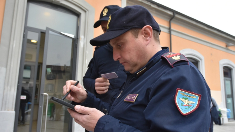 I poliziotti durante i controlli I poliziotti durante i controlli