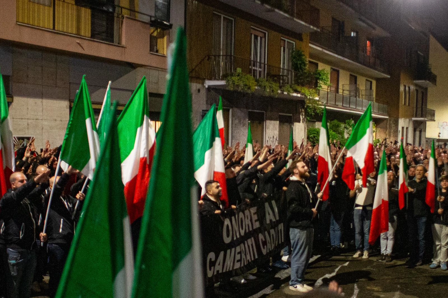 Bandiere tricolore e saluti romani al presidio in memoria di Ramelli