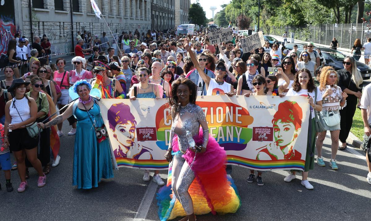 Pride da record a Brescia: 15mila sfilano per le strade: “Non è folklore, ma memoria, lotta e rivendicazione”