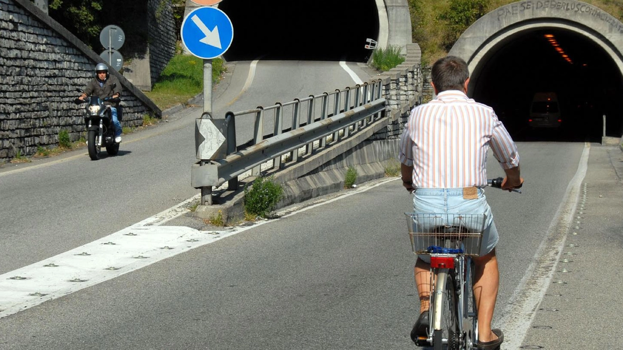 L’appello della moglie di Marco Locatelli, cicloturista di 63 anni investito fra Lecco e Abbadia. Era sulla Superstrada 36 quando sarebbe stato colpito da un’auto che poi ha proseguito .