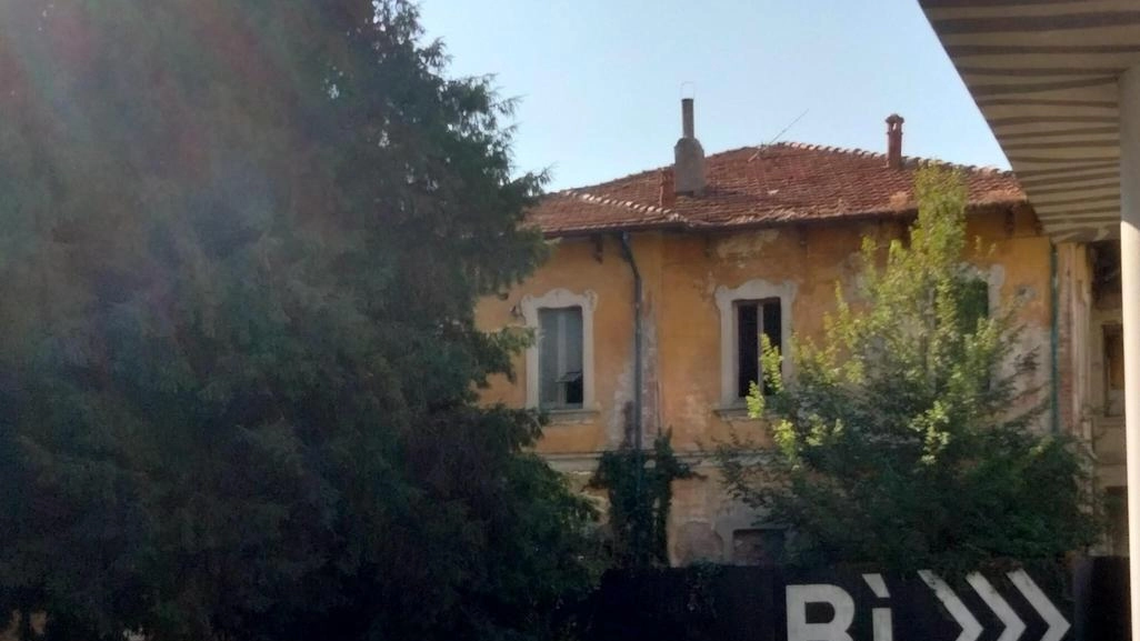 Il Comune di Cormano ha messo in sicurezza il "Villettone" municipale e installato un sistema di allarme per prevenire occupazioni abusive. Si sta lavorando a un progetto di riqualificazione urbana per trasformare l'edificio in uno spazio multifunzionale. Il Comune di Cormano ha messo in sicurezza il "Villettone" municipale e installato un sistema di allarme per prevenire occupazioni abusive. Si sta lavorando a un progetto di riqualificazione urbana per trasformare l'edificio in uno spazio multifunzionale.