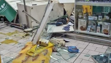 Con un furgone (rubato) usato come testa d’ariete, hanno forzato la vetrata del supermercato, quindi si sono introdotti nell’area... Con un furgone (rubato) usato come testa d’ariete, hanno forzato la vetrata del supermercato, quindi si sono introdotti nell’area...