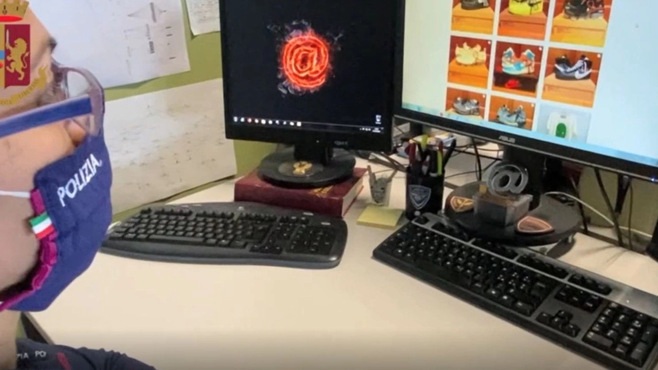 Truffa online su Instagram scoperta dalla polizia postale (Immagine di archivio) Truffa online su Instagram scoperta dalla polizia postale (Immagine di archivio)