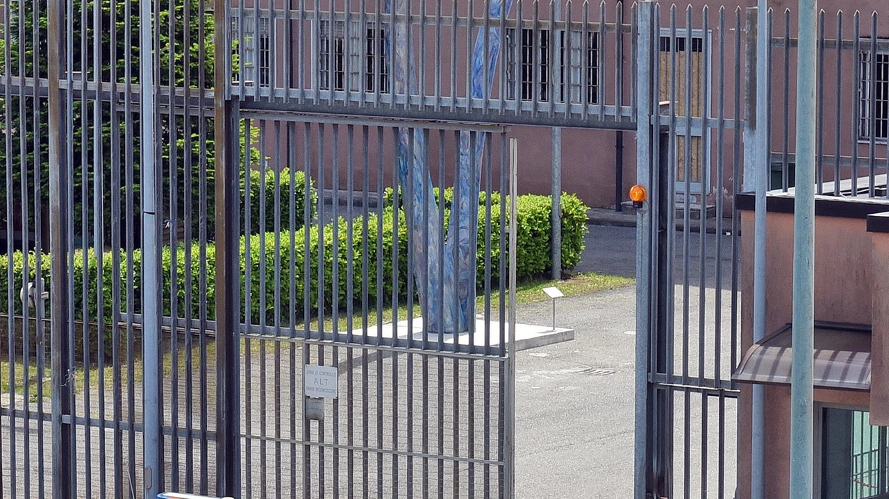 Solo nell’ultima settimana, sono saliti a quattro gli agenti di polizia penitenziaria aggrediti da detenuti, all’interno del carcere Bassone...