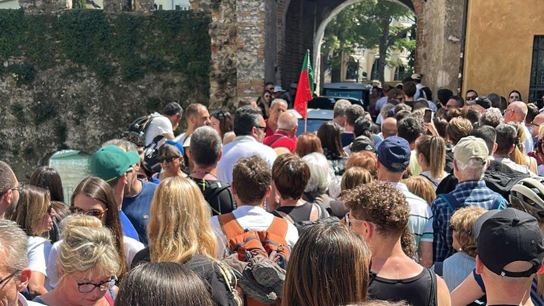 Sirmione, un tranquillo venerdì di follia: i turisti mandano in tilt il centro. C’è chi chiede ingressi limitati