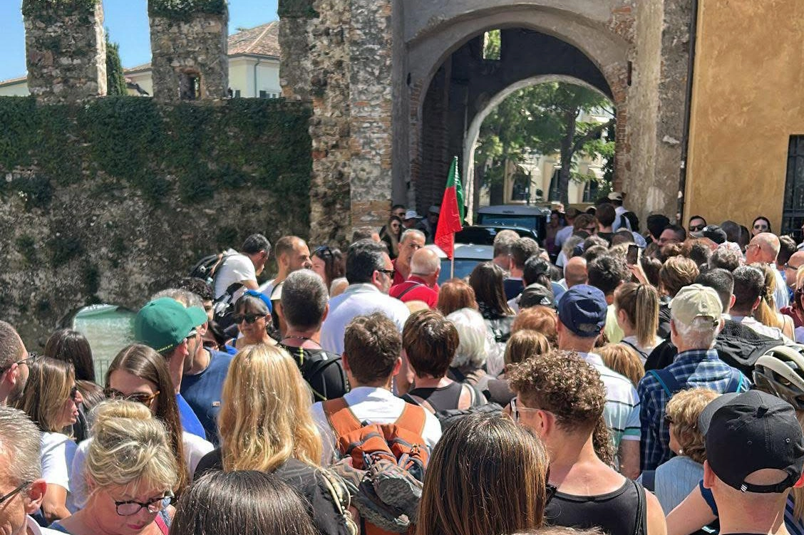 Una folla ha letteralmente preso d'assalto il borgo di Sirmione