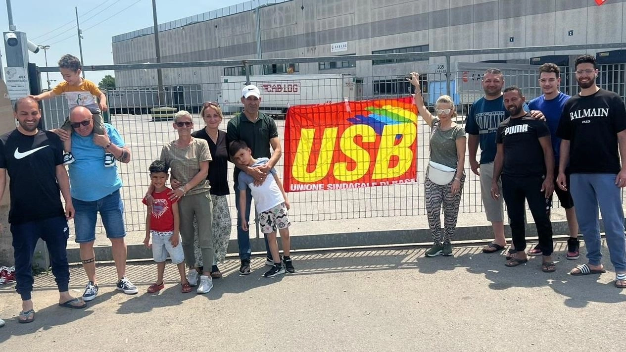 Via i manifestanti dai cancelli di Landriano e Santa Cristina, cala la tensione con gli autisti. La protesta rientra grazie a piazza Guicciardi che impone una sede terza dove discutere. Via i manifestanti dai cancelli di Landriano e Santa Cristina, cala la tensione con gli autisti. La protesta rientra grazie a piazza Guicciardi che impone una sede terza dove discutere.