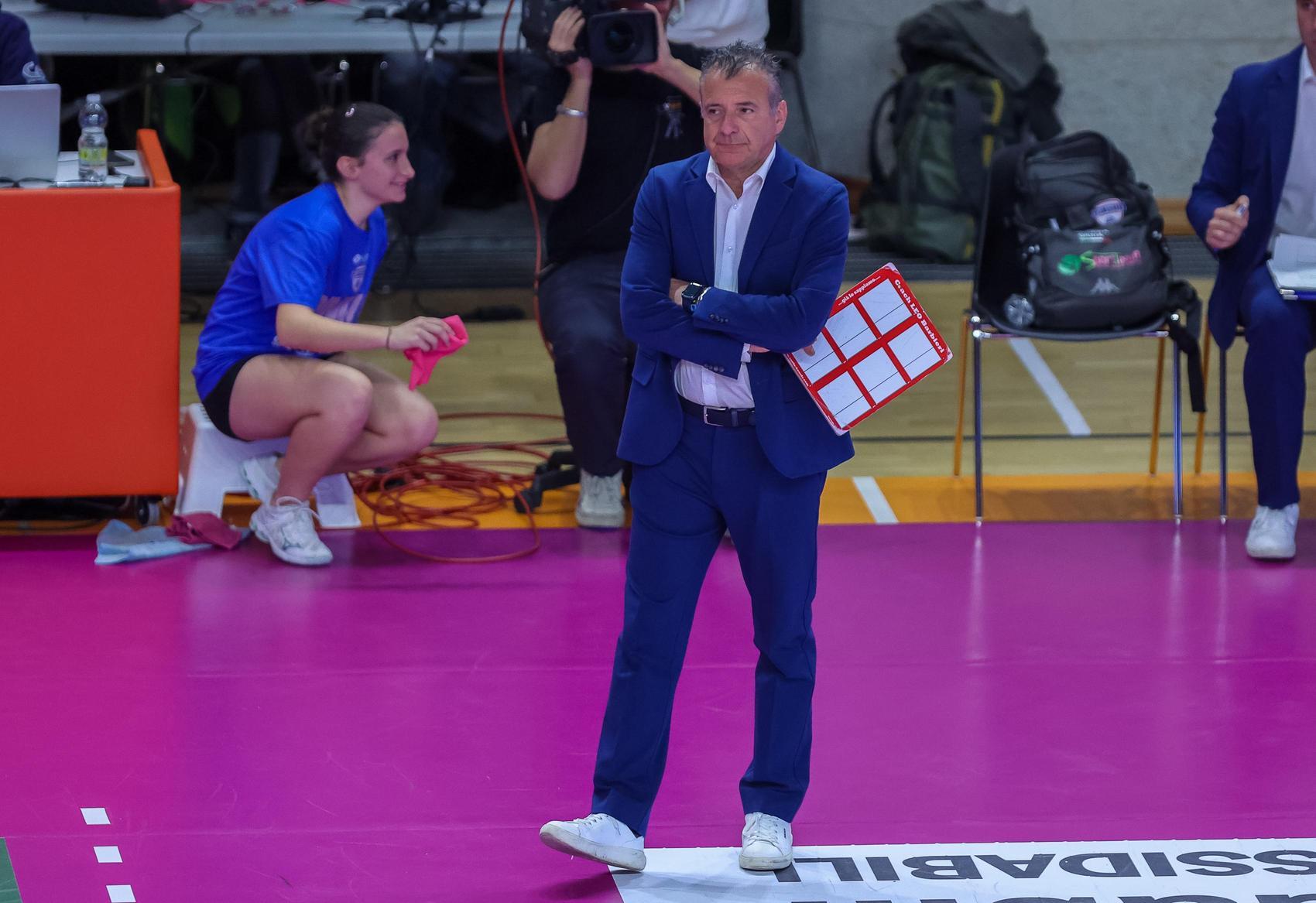 Coach Barbieri rivuole la A1: "Vado avanti con Talmassons. Quest’anno non eravamo pronti ma riproveremo il grande salto" Coach Barbieri rivuole la A1: "Vado avanti con Talmassons. Quest’anno non eravamo pronti ma riproveremo il grande salto"