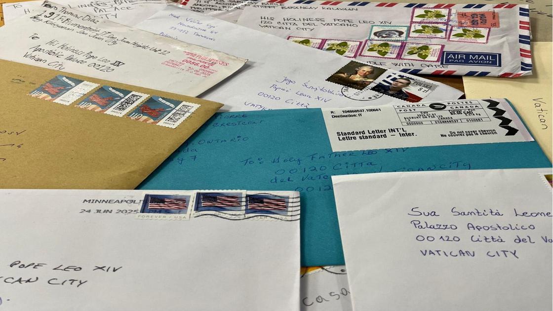 Da Peschiera al Vaticano “Caro Papa ti scrivo”. Lettere da tutto il mondo: "smistate nel nostro hub" Da Peschiera al Vaticano “Caro Papa ti scrivo”. Lettere da tutto il mondo: "smistate nel nostro hub"