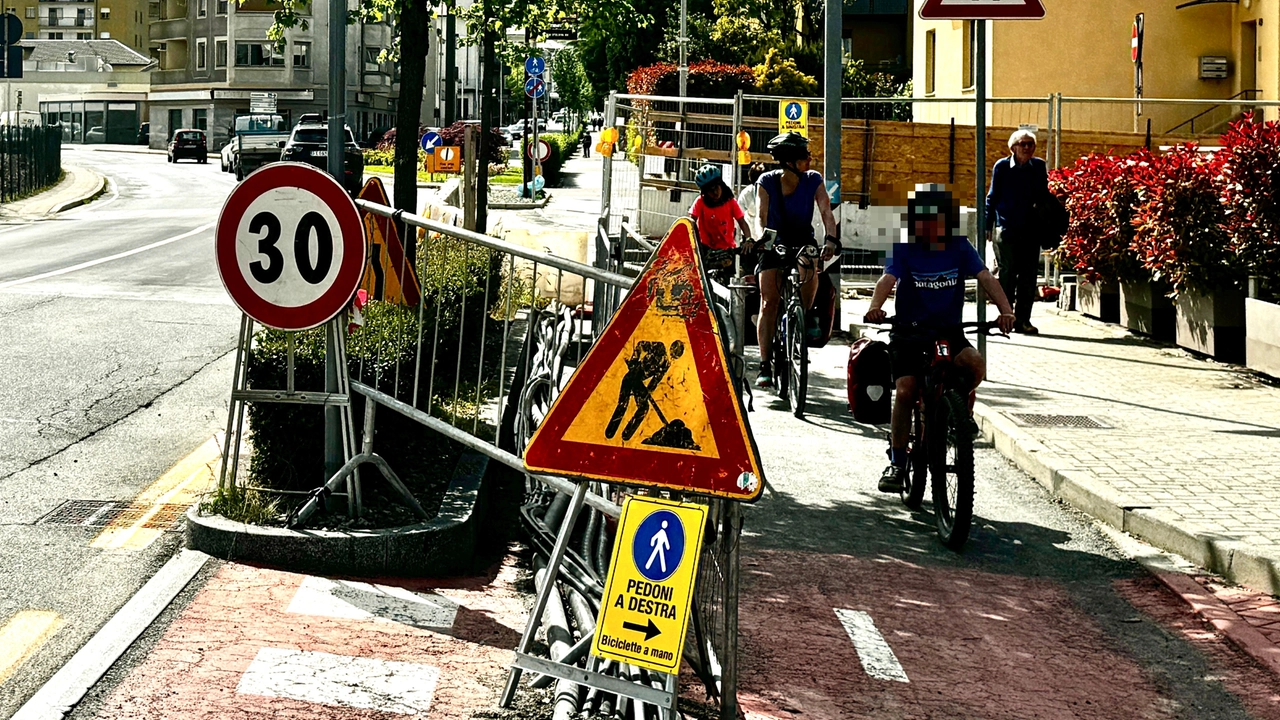 Lungo una trentina di metri il sottopasso scavato sotto via Stelvio è largo due metri e mezzo, nel lato interrato, e prevede un ingresso da via Donegani e l’altro da via Teglio Lungo una trentina di metri il sottopasso scavato sotto via Stelvio è largo due metri e mezzo, nel lato interrato, e prevede un ingresso da via Donegani e l’altro da via Teglio