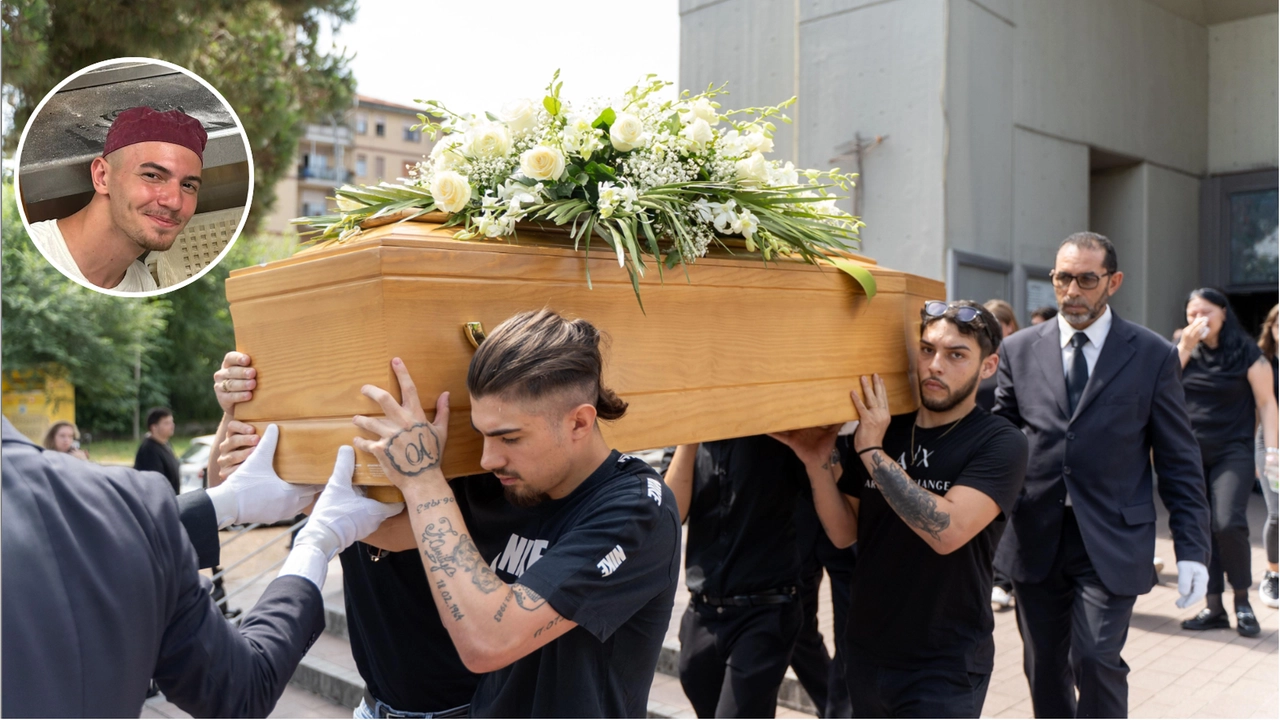 Una ghirlanda di pane per l’ultimo saluto a Marco Cutrona, il 20enne investito e ucciso mentre andava a lavoro