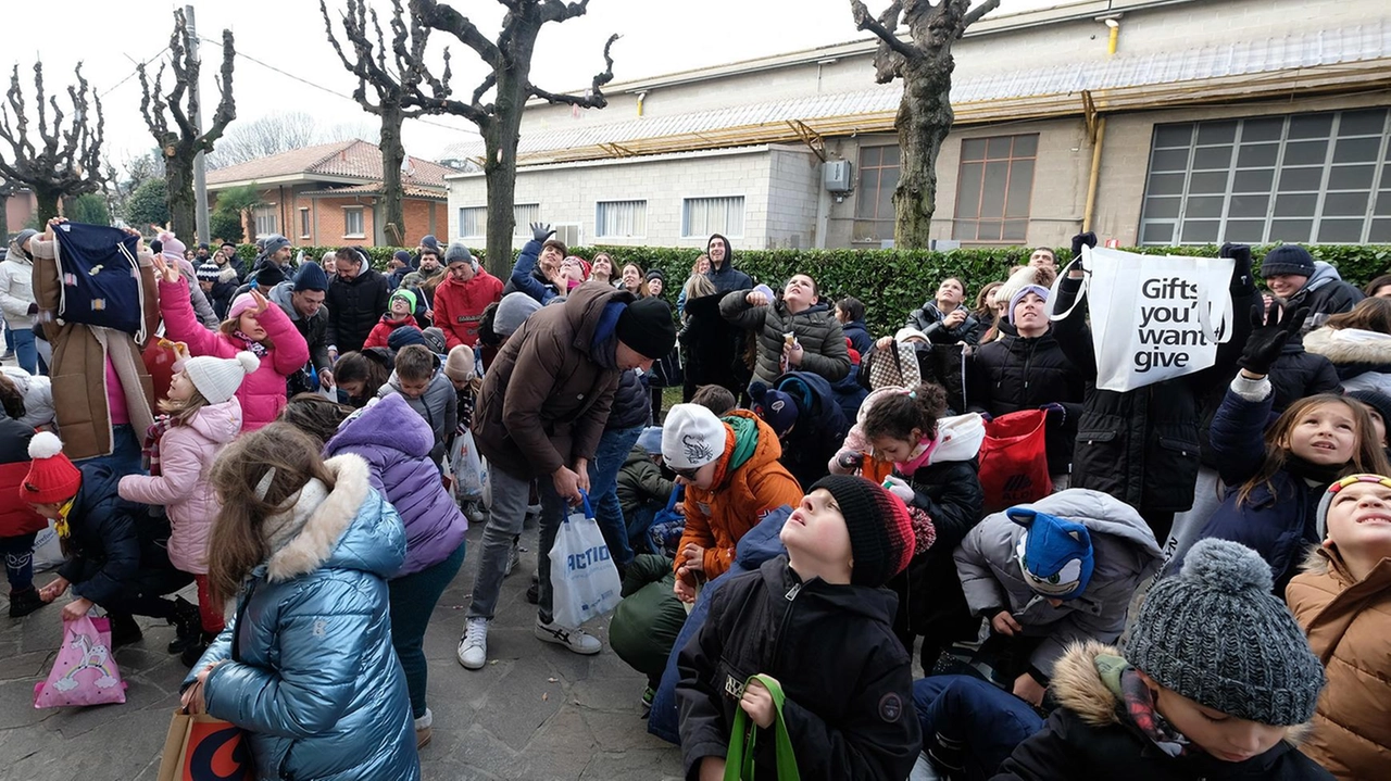 Una comitiva di bambini e adulti ha percorso la frazione San Pietro suonando ai campanelli e raccogliendo i doni degli abitanti di Seveso. Una comitiva di bambini e adulti ha percorso la frazione San Pietro suonando ai campanelli e raccogliendo i doni degli abitanti di Seveso.