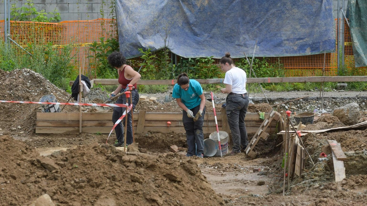 Ospedale di comunità, il caso di Melegnano sbarca in Regione. "Col ritrovamento di lapidi cimiteriali e ossa umane nell’area... Ospedale di comunità, il caso di Melegnano sbarca in Regione. "Col ritrovamento di lapidi cimiteriali e ossa umane nell’area...