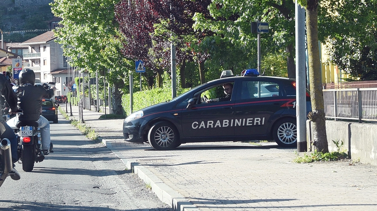 I carabinieri erano intervenuti arrestando l'intera famigliola. Padre e madre si trovano ancora in carcere mentre la figlia è ai domiciliari I carabinieri erano intervenuti arrestando l'intera famigliola. Padre e madre si trovano ancora in carcere mentre la figlia è ai domiciliari