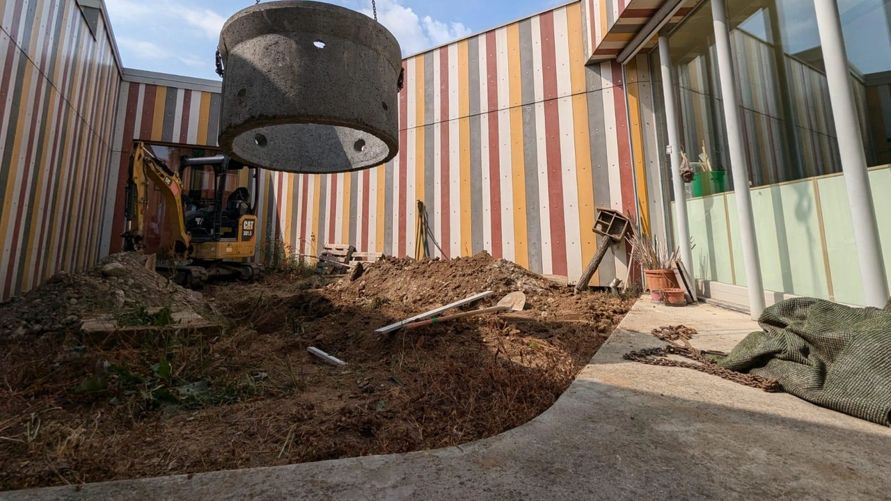 Lavori in corso nella scuola materna di Cernusco sul Naviglio per migliorare il deflusso delle acque piovane e garantire la sicurezza dei bambini durante i giochi. Interventi programmati e conclusi entro la ripresa post estiva. Lavori in corso nella scuola materna di Cernusco sul Naviglio per migliorare il deflusso delle acque piovane e garantire la sicurezza dei bambini durante i giochi. Interventi programmati e conclusi entro la ripresa post estiva.