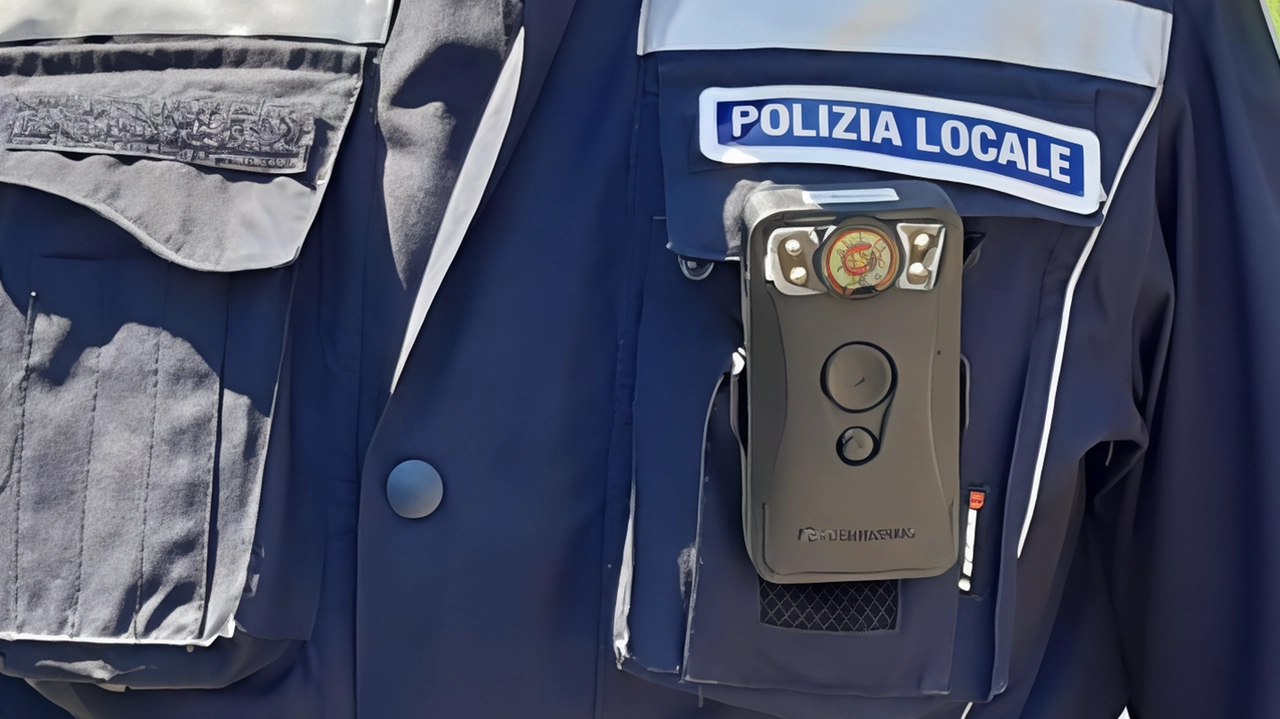 Il segretario del Sulpl e il segretario provinciale del Csa esprimono favore per l'utilizzo del taser e delle bodycam da parte della polizia locale di Milano, ma mettono in guardia contro eccessiva burocrazia che potrebbe comprometterne l'efficacia. Il segretario del Sulpl e il segretario provinciale del Csa esprimono favore per l'utilizzo del taser e delle bodycam da parte della polizia locale di Milano, ma mettono in guardia contro eccessiva burocrazia che potrebbe comprometterne l'efficacia.