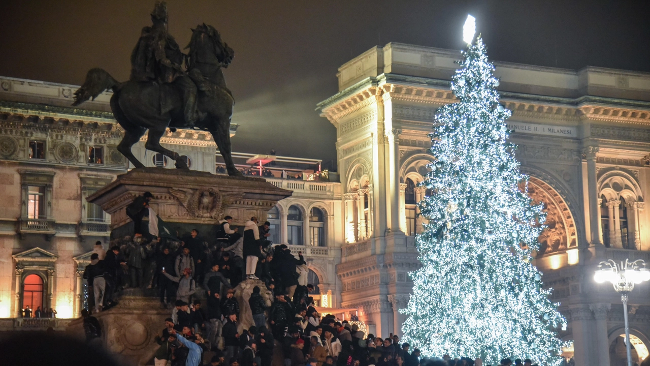 La folla nella notte di San Silvestro sulla statua di Vittorio Emanuele II in piazza Duomo Sopra, il questore di Milano Bruno Megale Sotto, i giovani turisti belgi che hanno denunciato le molestie La folla nella notte di San Silvestro sulla statua di Vittorio Emanuele II in piazza Duomo Sopra, il questore di Milano Bruno Megale Sotto, i giovani turisti belgi che hanno denunciato le molestie