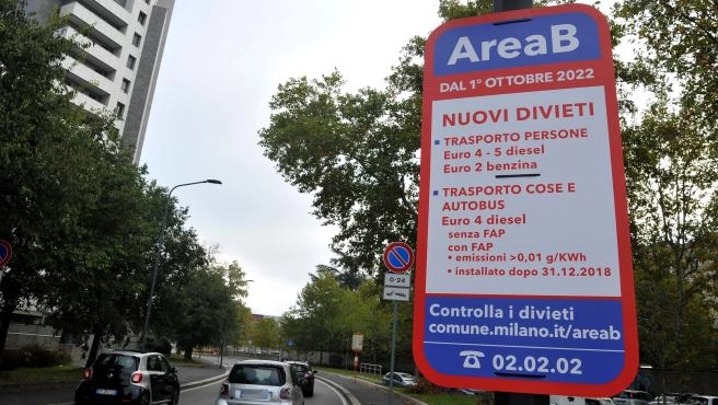 Un cartello che indica il varco dell'Area B all'ingresso della città