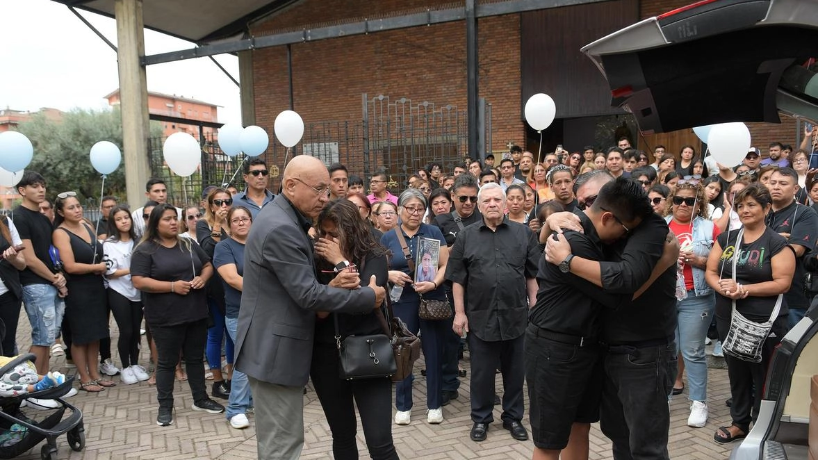 Sul sagrato della chiesa l’ultimo saluto. Il nome del 27enne invocato a gran voce per tre volte dal padre, e la commossa risposta dei presenti. Poi il volo dei palloncini. Intanto le indagini per accertare l’esatta dinamica procedono Sul sagrato della chiesa l’ultimo saluto. Il nome del 27enne invocato a gran voce per tre volte dal padre, e la commossa risposta dei presenti. Poi il volo dei palloncini. Intanto le indagini per accertare l’esatta dinamica procedono