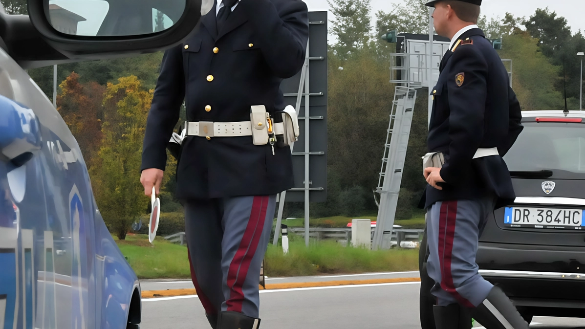 I poliziotti di una Volante sono intervenuti per difendere i passanti Fermato il gambiano lo hanno portato in Questura e denunciato I poliziotti di una Volante sono intervenuti per difendere i passanti Fermato il gambiano lo hanno portato in Questura e denunciato