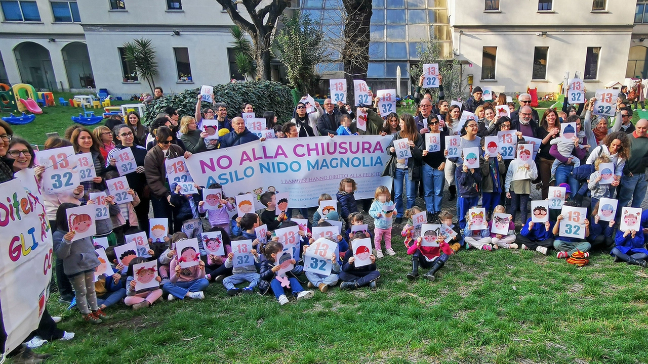 “Chiudere l’asilo è un errore, nido e materna sono collegate”. La protesta delle famiglie a Como: cosa sta succedendo