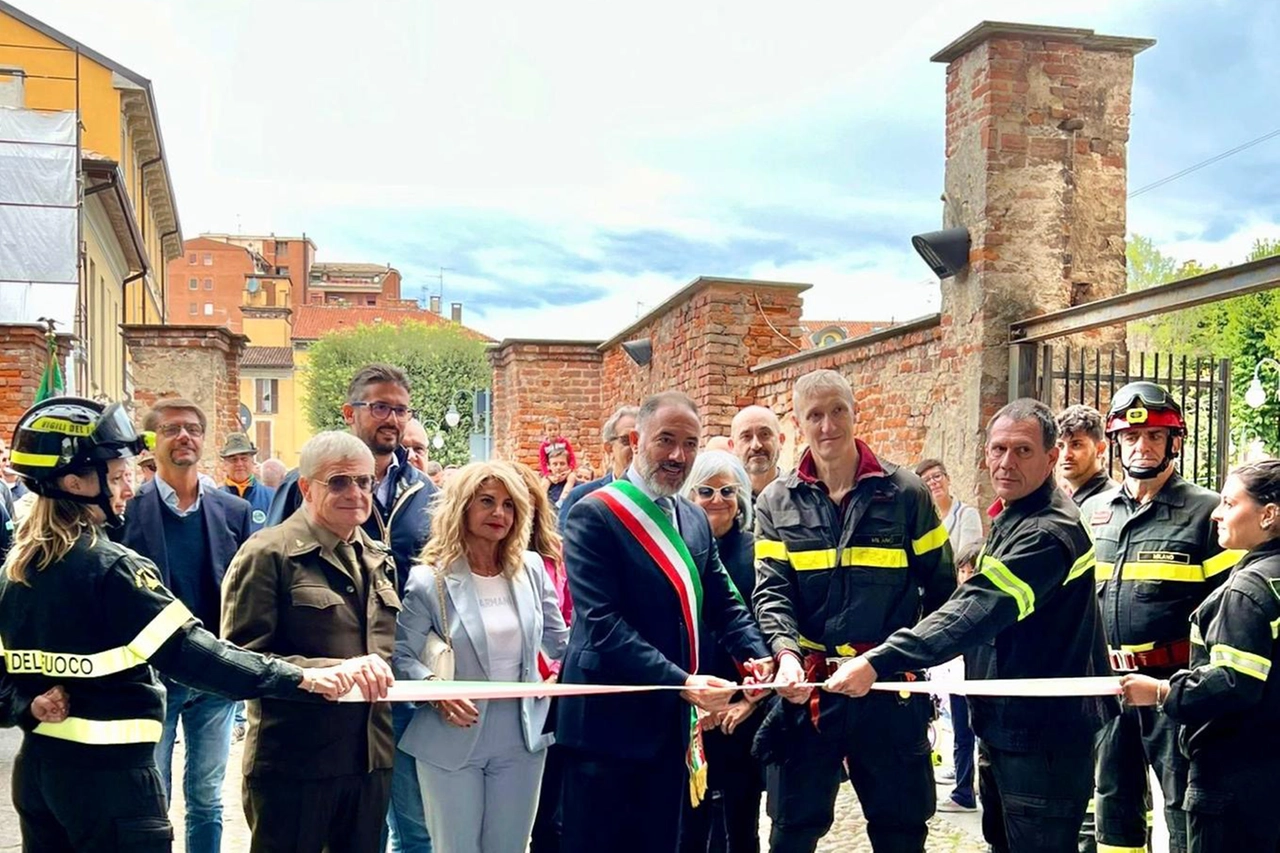 L'inaugurazione della mostra con sindaci e amministratori del territorio