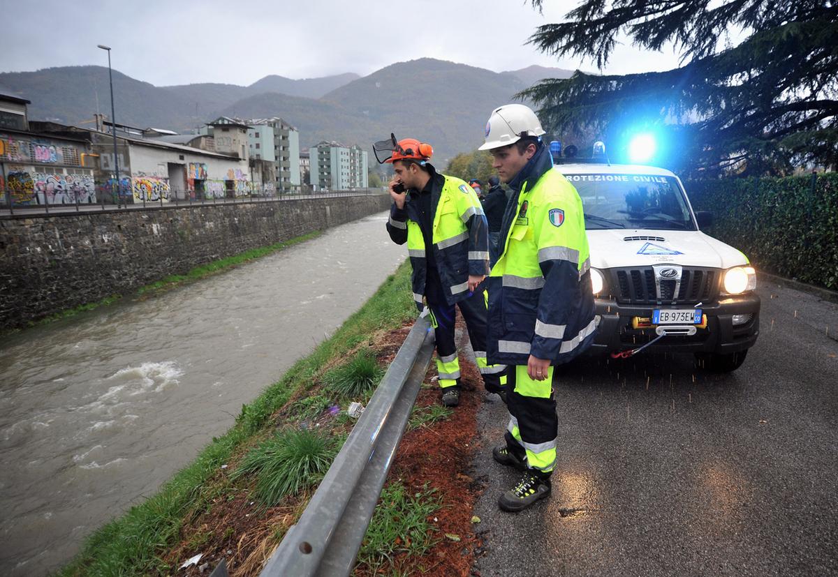 maltempo nel comasco frane e smottamenti evacuate 26 persone a blevio e torno