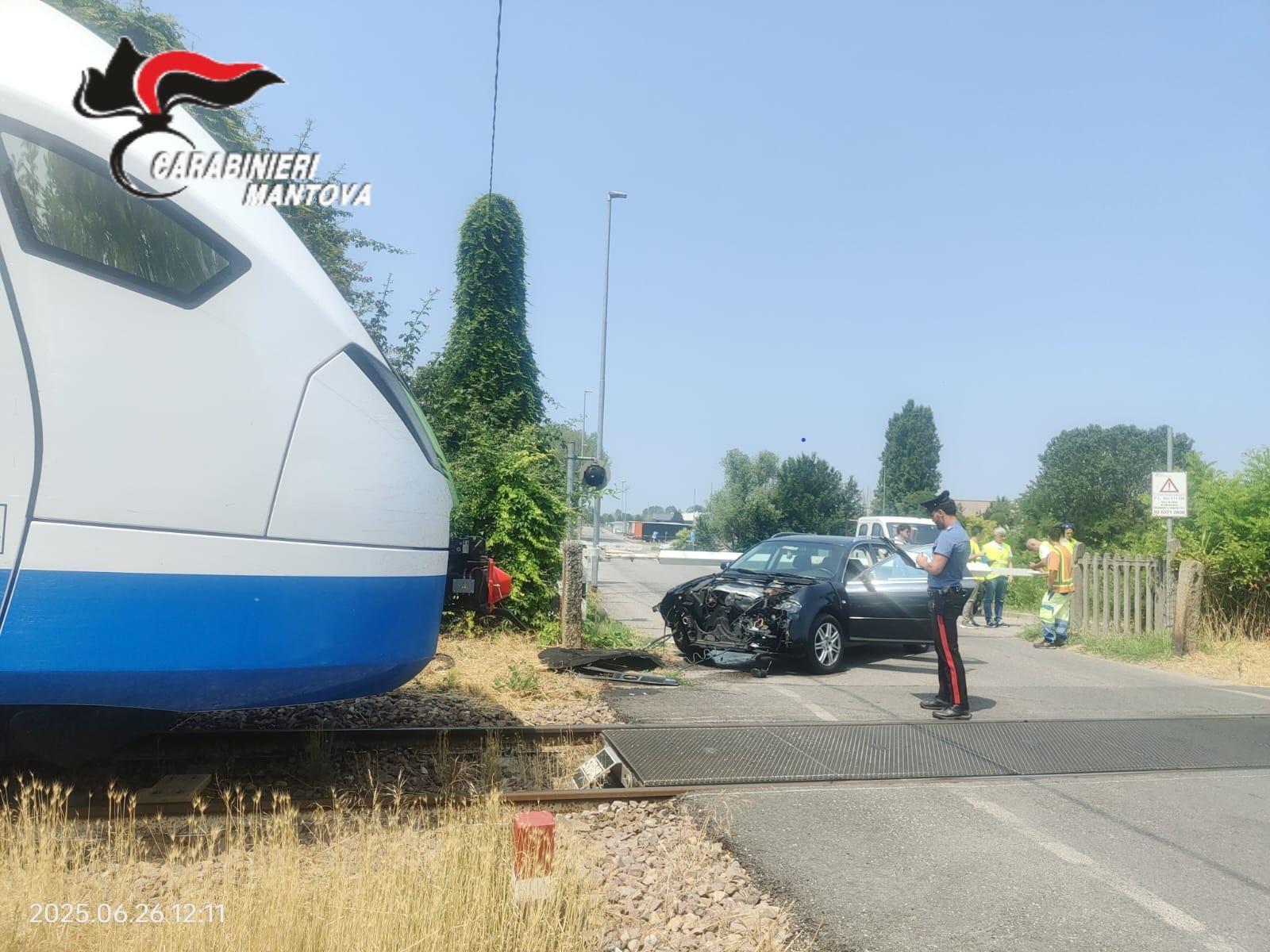 Asola, rimane incastrata al passaggio a livello: lei si salva, il treno colpisce l’auto Asola, rimane incastrata al passaggio a livello: lei si salva, il treno colpisce l’auto
