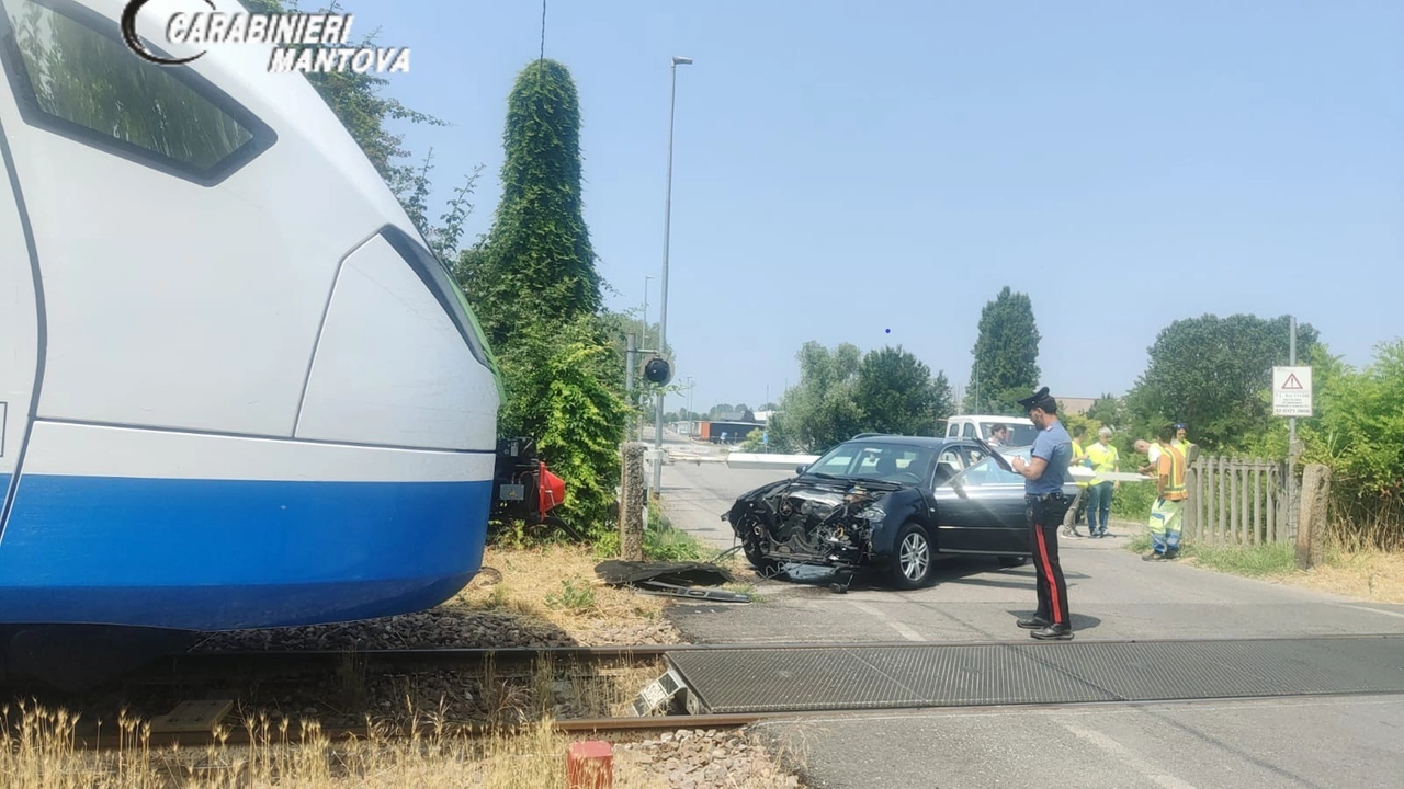 Asola, rimane incastrata al passaggio a livello: lei si salva, il treno colpisce l’auto