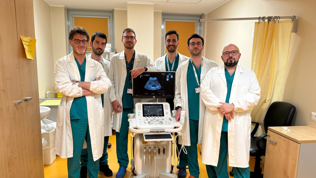 A sinistra il dottor Andrea Gregori, direttore della Struttura Complessa di Urologia, con l'équipe che si occuperà delle prestazioni con il sistema UroNavigator. A sinistra il dottor Andrea Gregori, direttore della Struttura Complessa di Urologia, con l'équipe che si occuperà delle prestazioni con il sistema UroNavigator.