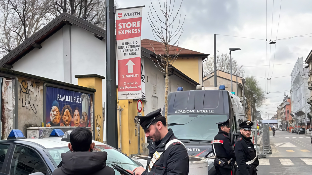 Controlli dei carabinieri in via Padova Controlli dei carabinieri in via Padova
