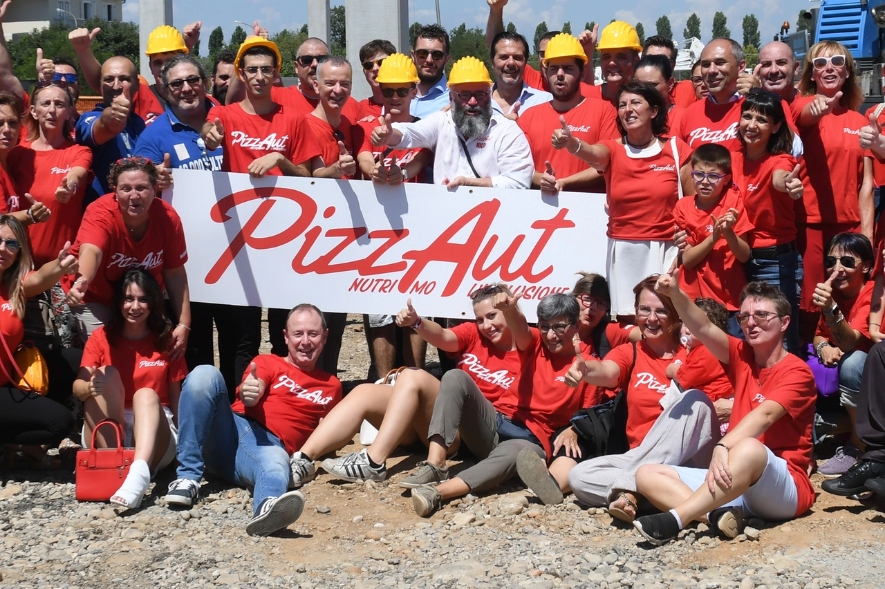 I ragazzi di Pizzaut all'esterno della pizzeria di Cassina De' Pecchi