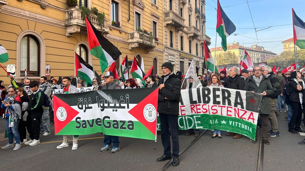 Il corteo di sabato fra Cadorna e Porta Genova dove sono stati lanciati slogan a favore delle violenze di Amsterdam Il corteo di sabato fra Cadorna e Porta Genova dove sono stati lanciati slogan a favore delle violenze di Amsterdam